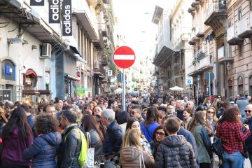 Napoli con turisti 2016