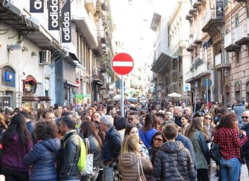 Napoli con turisti 2016